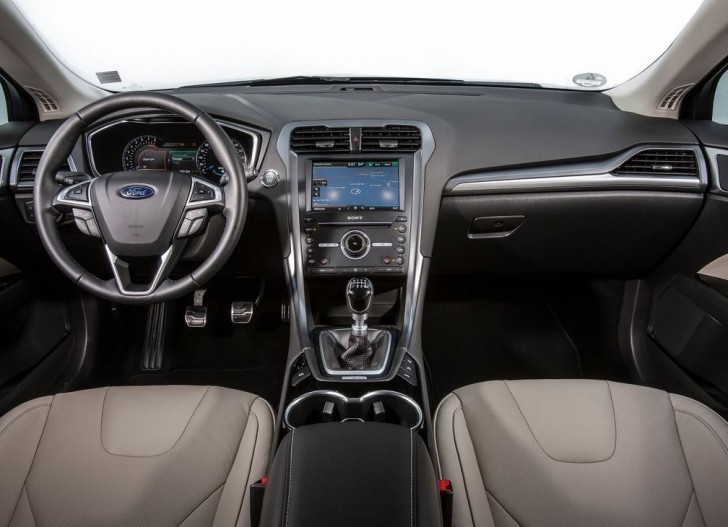 Ford Mondeo Wagon 2015 09
