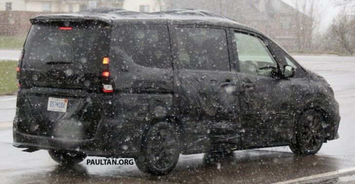 Nissan-Serena-spyshots-05-850x441